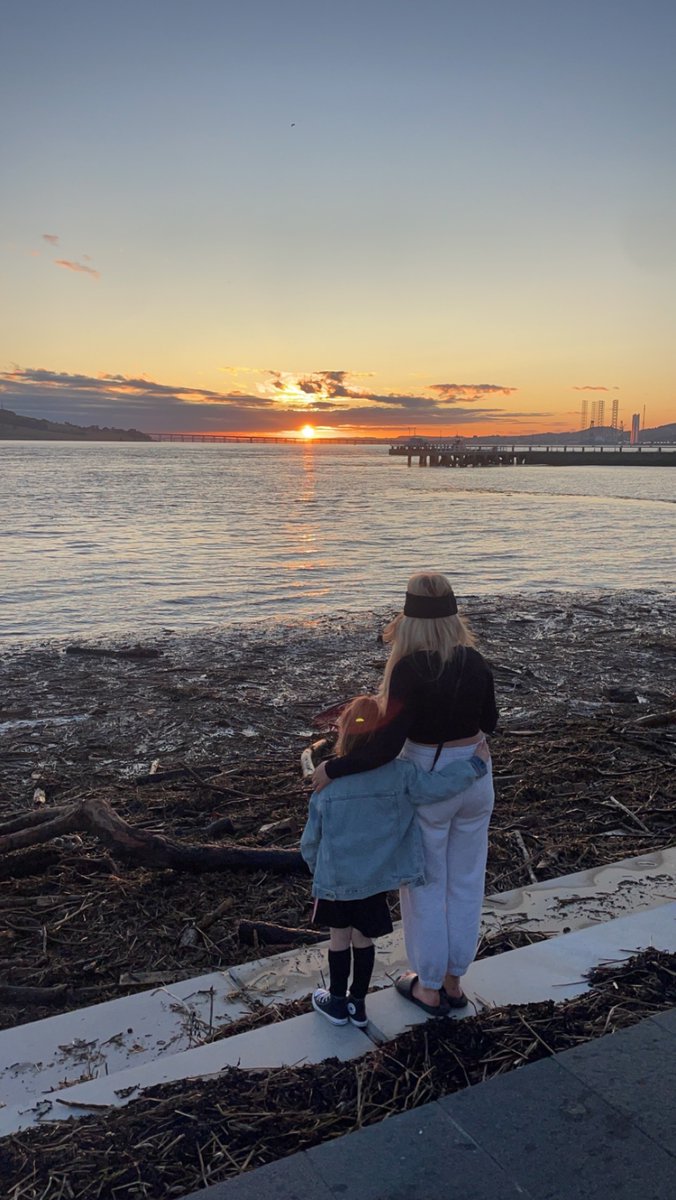 🏡 ☀️🫶🏼💙

#beautifulsunset #home #bonniedundee #mygirls