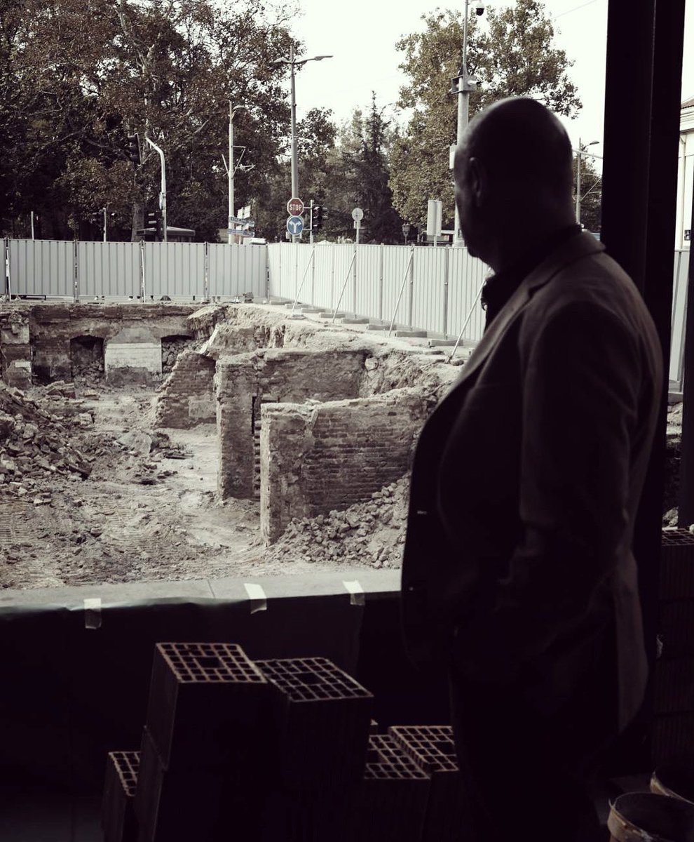 SaStaroGrada's tweet image. Po čitavom Beogradu niču neke nove, pomalo rogobatne, pomalo neukusne zgrade. Njihovi temelji ukopani su u arheološke ostatke. Pod njima tavori naše nasleđe.

#Beograd #StariGrad #VladaSaStaroGrada