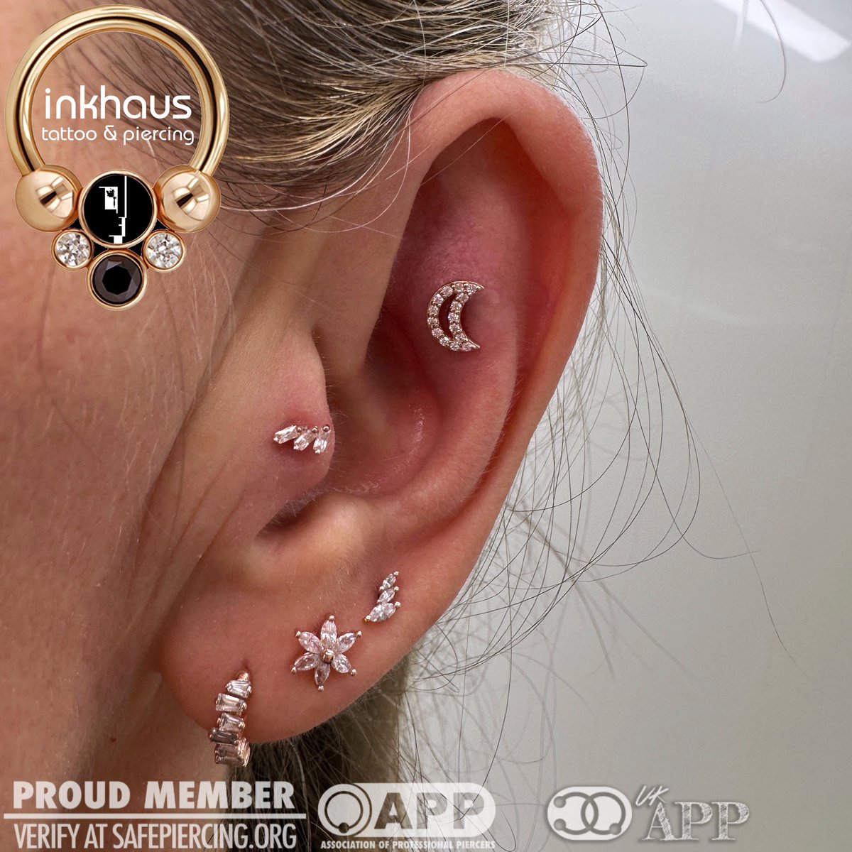 This client’s ear is shaping up beautifully! 🥰 She came in for a downsize on her flat piercing and decided to change it to this gorgeous rose gold ‘Lunar’ moon from @junipurrjewelry. I love how beautifully this piece works in this position. 🌙✨