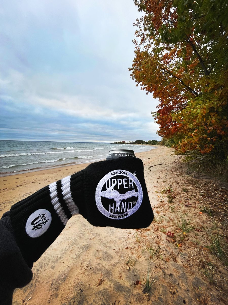 Cold beer, warm hand. What a nice combo! Get yours here: bit.ly/43dL98E