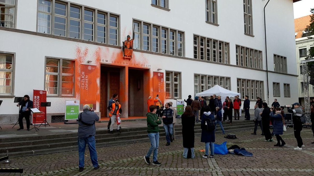 Das ist die @UniHeidelberg. Die Uni an der ich die besten Jahre meines Lebens  verbringen durfte.

Heute hat @AufstandLastGen  den Erstsemestern die wohl wichtigste Frage ihres Studiums überbracht: 

'Wann, wenn nicht jetzt? Wer, wenn nicht ihr?' ❤️‍🔥 #zivilerWiderstand