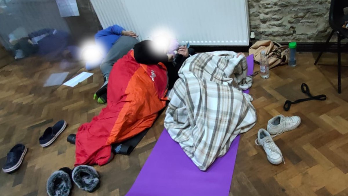 Jedna z takich komisji w W. Brytanii na zdjęciu (przekazuję za zgodą). 

To jest godne i właściwe przeprowadzanie wyborów i traktowanie osób, które pełnią funkcje publiczne jako członkowie komisji?