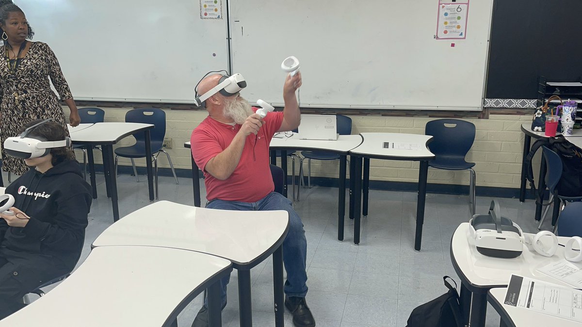 PUSDMrsPalmer's tweet image. @PomonaHighPUSD Dr. Green, Mr. Sanchez and Mr. Parker dove into the VR experience with the students! @PomonaUnified #linearfunctions #realworld