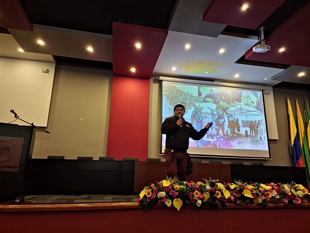 Alcaldiakennedy's tweet photo. Seguimos dando a conocer nuestro proyecto de la Red Comunitaria #KennedySinTrabas por todo Colombia 🇨🇴 

Llegamos al VII Congreso Nacional para la Atención Integral a Situaciones Relacionadas con el Consumo de Sustancias Psicoactivas, que se realizó en 📍 Pasto. https://t.co/rpEFe2Wlh4