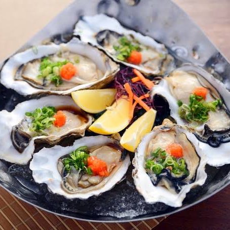 choquei's tweet image. 🚨MUNDO: Mulher pede 48 ostras no primeiro encontro com homem, que decide sair de fininho para não dividir a conta de R$ 930. O homem foi ao banheiro e desapareceu.