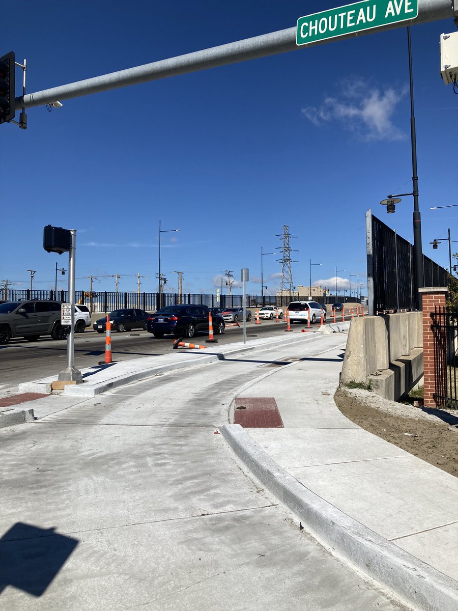 ScottOgilvieSTL's tweet photo. Most of the barrier has been installed on the Jefferson viaduct creating a protected bikeway that will soon connect from Chouteau up to Market via the new 21 St. bike path. (Jefferson still currently under construction, not yet open) https://t.co/ohTncEeCpm