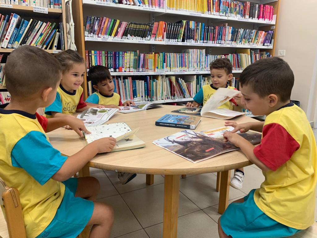 Hoy P4 ha tenido la gran suerte de visitar la Biblioteca Municipal Viera y Clavijo, disfrutando de la lectura de un fantástico cuento. Así comenzamos nuestro proyecto de comprensión titulado “Mi Pueblo”.
<a href="/Los_Realejos/">Ayto. Los Realejos</a>  #150Años #MomentosQueSonRegalos #ColeInnovadores