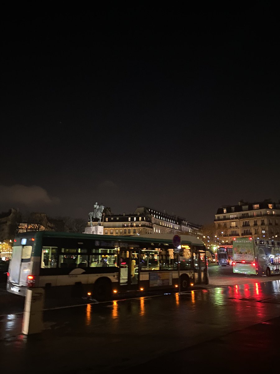 bu fotoyu benim cekmis oldugum gercegini hala atlatamiyorum bi daha yurtdisina cikana kadar da parisi atlatamicam tesekkurler