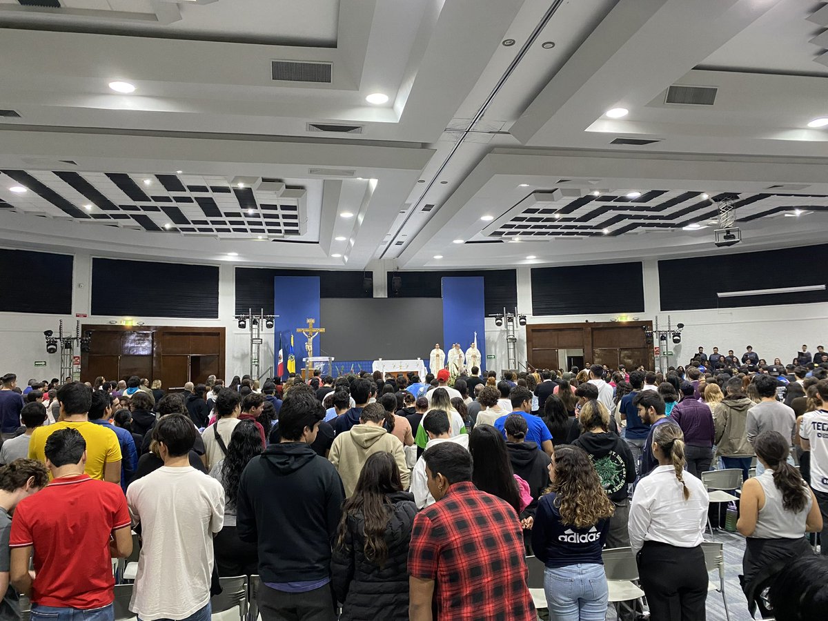 SistemaUNIVA's tweet photo. Iniciamos con la semana más importante de nuestra institución con la Celebración Eucarística, presidida por el rector del Sistema UNIVA, Pbro. Lic. Francisco Rámirez Yáñez, reafirmando así, nuestra identidad católica. https://t.co/0i38bHVCiR