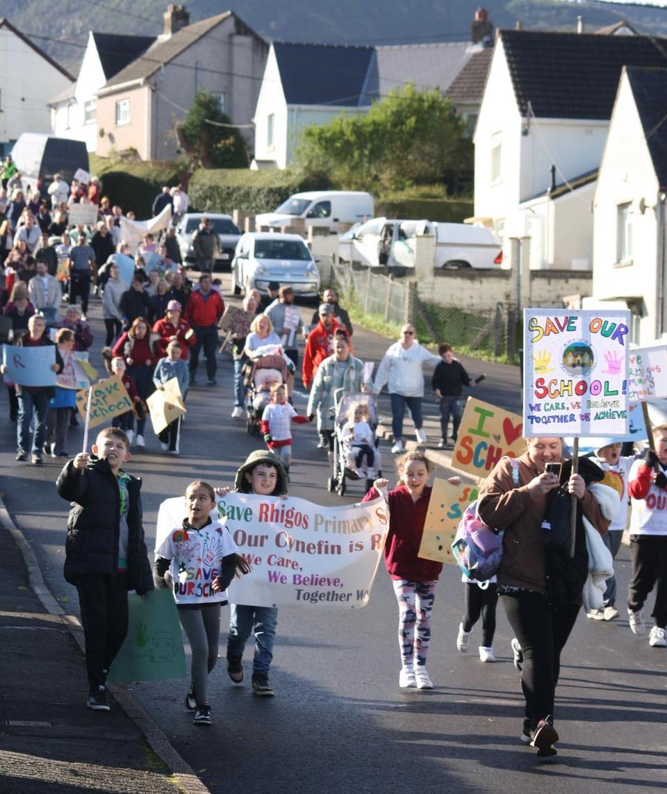 Cazycat's tweet photo. Yesterday's march for #saverhigosprimaryschool. It was amazing to see the community come together in a show of strength.  STOP RHIGOS PRIMARY CLOSURE!!!! https://t.co/V2IC758Bhy