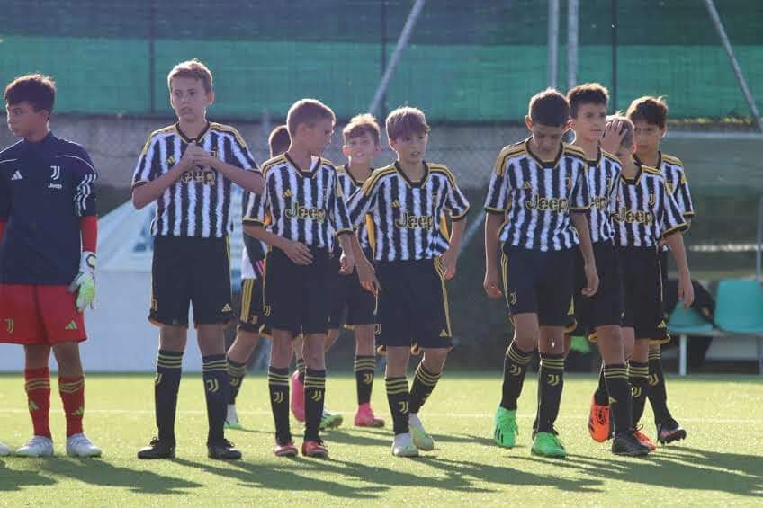 GiovaniBN's tweet photo. ✅ #Juventus, gli Esordienti 2012 (#Under12) di Mr. Perla superano in campionato 7-0 il #Beiborg U13.
👊 #ForzaJuve ⚪️⚫️ https://t.co/Tu7GLKZzS4 https://t.co/olEUK2n1CY