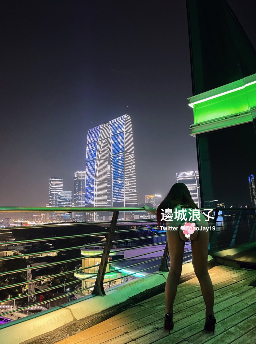😍到酒店老婆就情不自禁的要拍几张照~ 感觉穿个三点式开档丝袜 外面穿个风衣🧥挺好的！

#苏州 https://t.co/QHsUhmbcBx