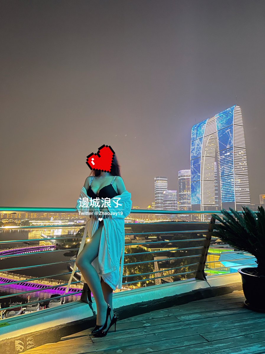 😍到酒店老婆就情不自禁的要拍几张照~ 感觉穿个三点式开档丝袜 外面穿个风衣🧥挺好的！

#苏州 https://t.co/QHsUhmbcBx