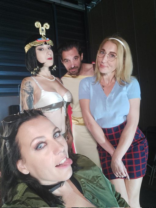 Un super salon avec la team du Cin&eacute;max, la tourn&eacute;e Erosexpo a super bien commenc&eacute; 😊 Merci &agrave; vous tous<a href="/tag/mvsales"class="tags"><span>#mvsales</span></a>