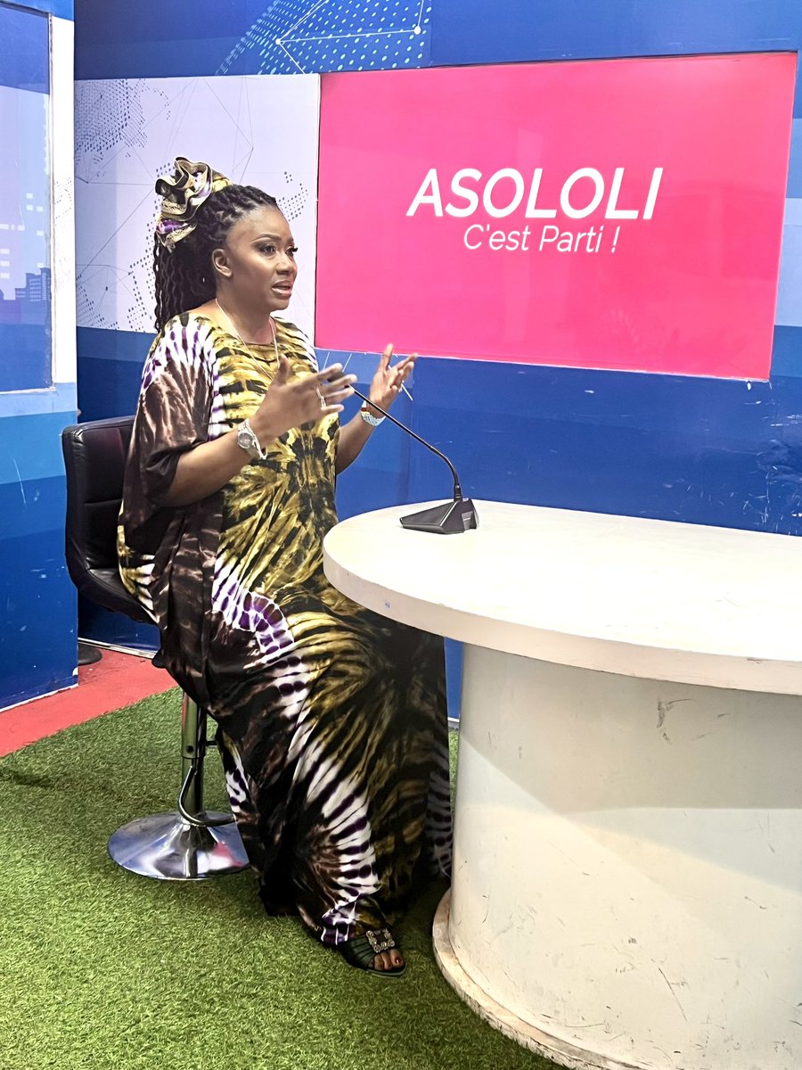 KimKimuntu's tweet photo. En plein boulot ! #asololi https://t.co/3mvpjry8Xl