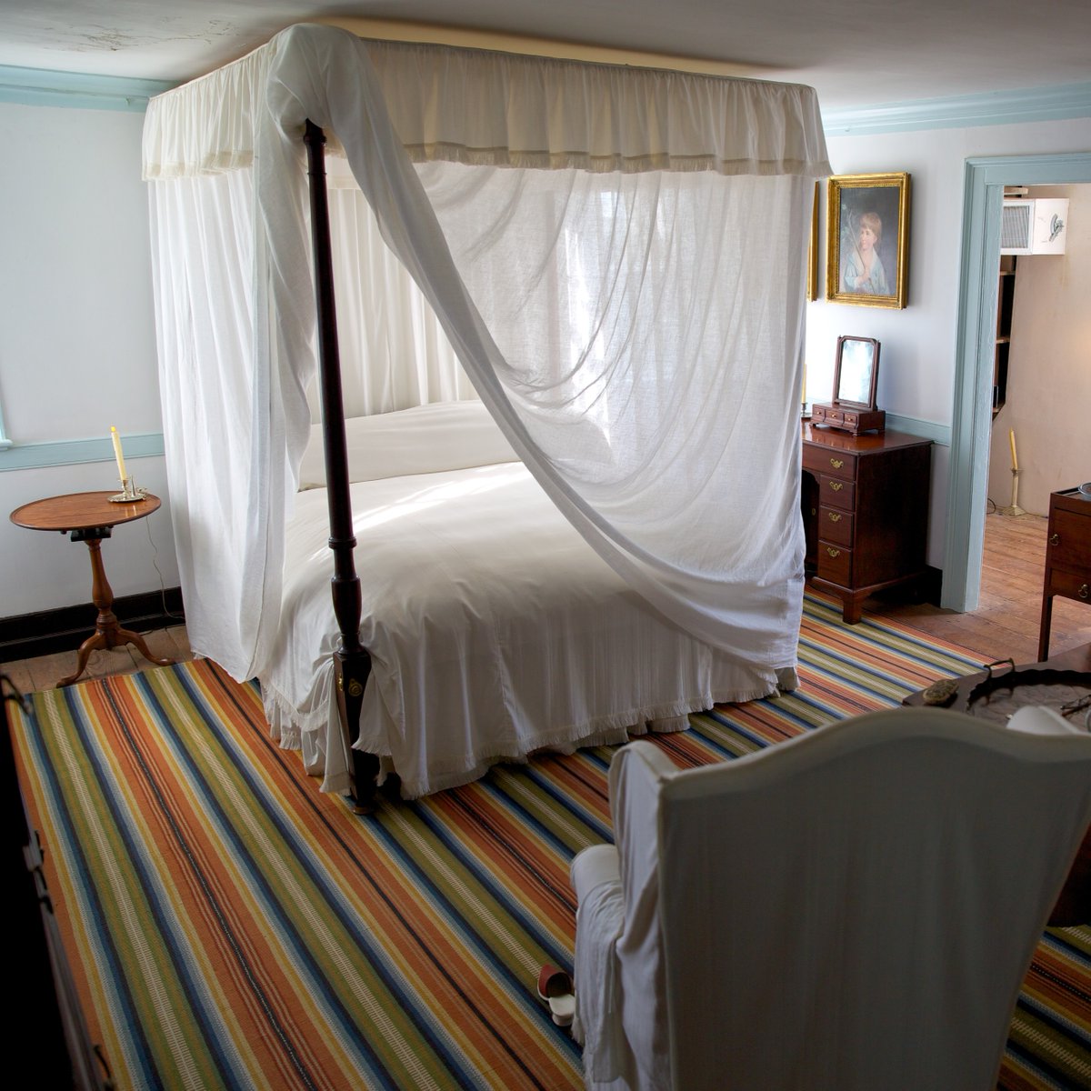MountVernon's tweet photo. This week's #FallFrights story features George Washington's ghost. An 1890 news article stated, "Many people...declare that they were awed by the viewless presence of the nation’s first President" in the Washington bedchamber. Read more: https://t.co/M5acsbDStv https://t.co/JssLbSmtG2