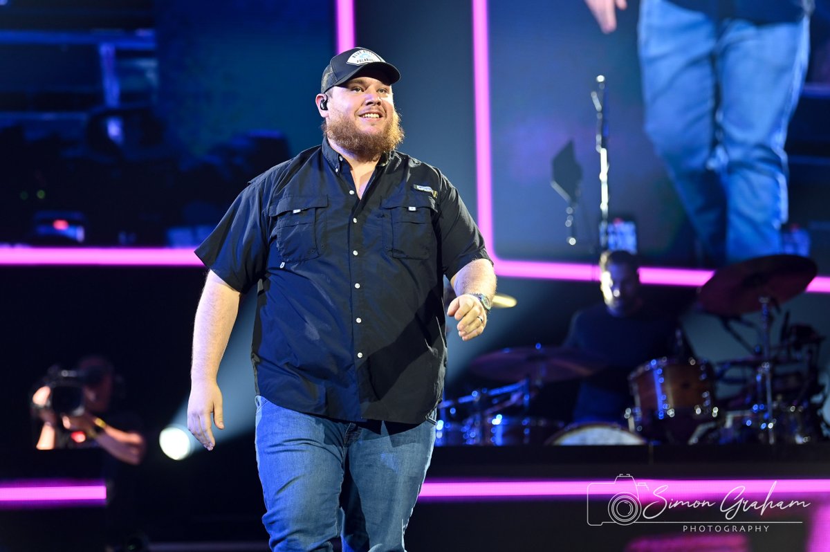 ✨What. A. Night. ✨

Look back at Luke Combs on Saturday night in front of a sell-out crowd.

🔗 Full gallery here: bit.ly/LukeCombsPhotos

📸 <a href="/simonsphotos/">Simon Graham</a>