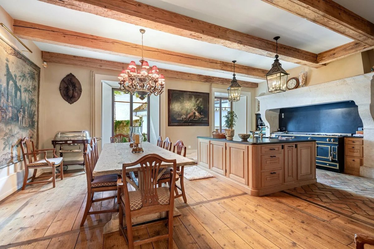 stackhodler's tweet image. Geneva has the most centi-millionaires per capita in the world.

Top 5:
1. Geneva 🇨🇭
2. Zurich 🇨🇭
3. Hong Kong 🇭🇰
4. Singapore 🇸🇬
5. SF Bay Area 🇺🇸

Commodities trading, luxury goods, banking, and pharma have been kind to Switzerland.

And high quality of life and low(ish) taxes…