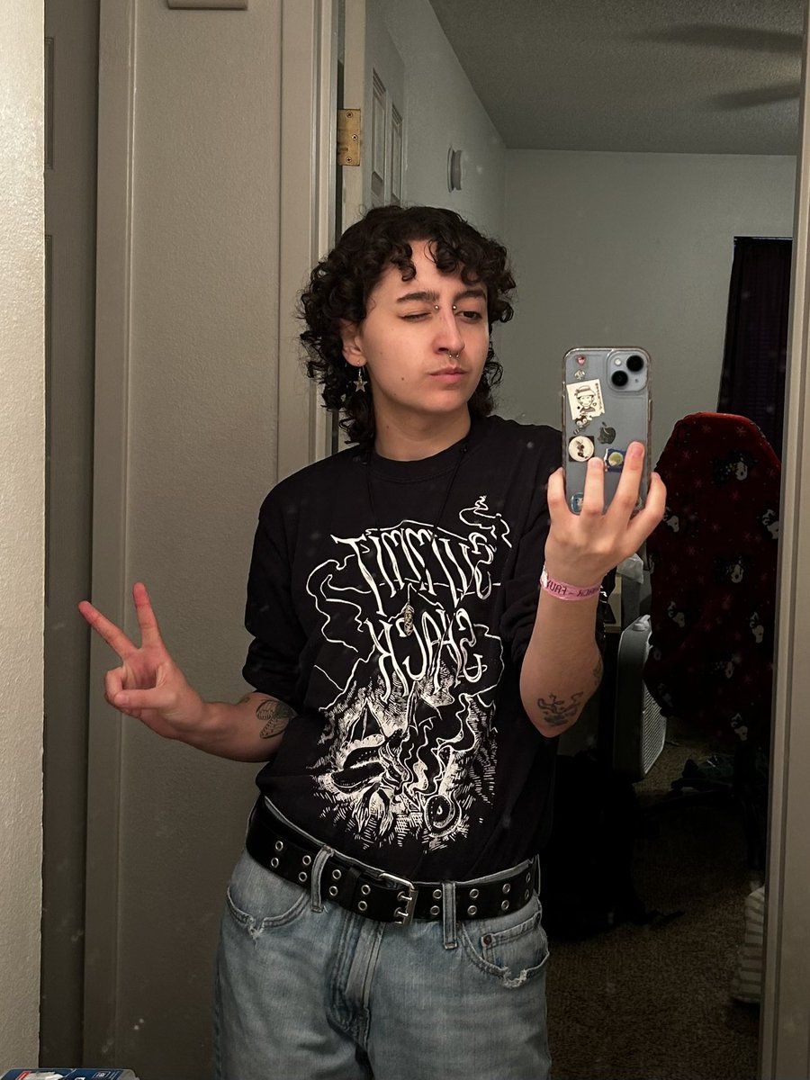 dogbitezz's tweet image. i still want it to be fauxchella