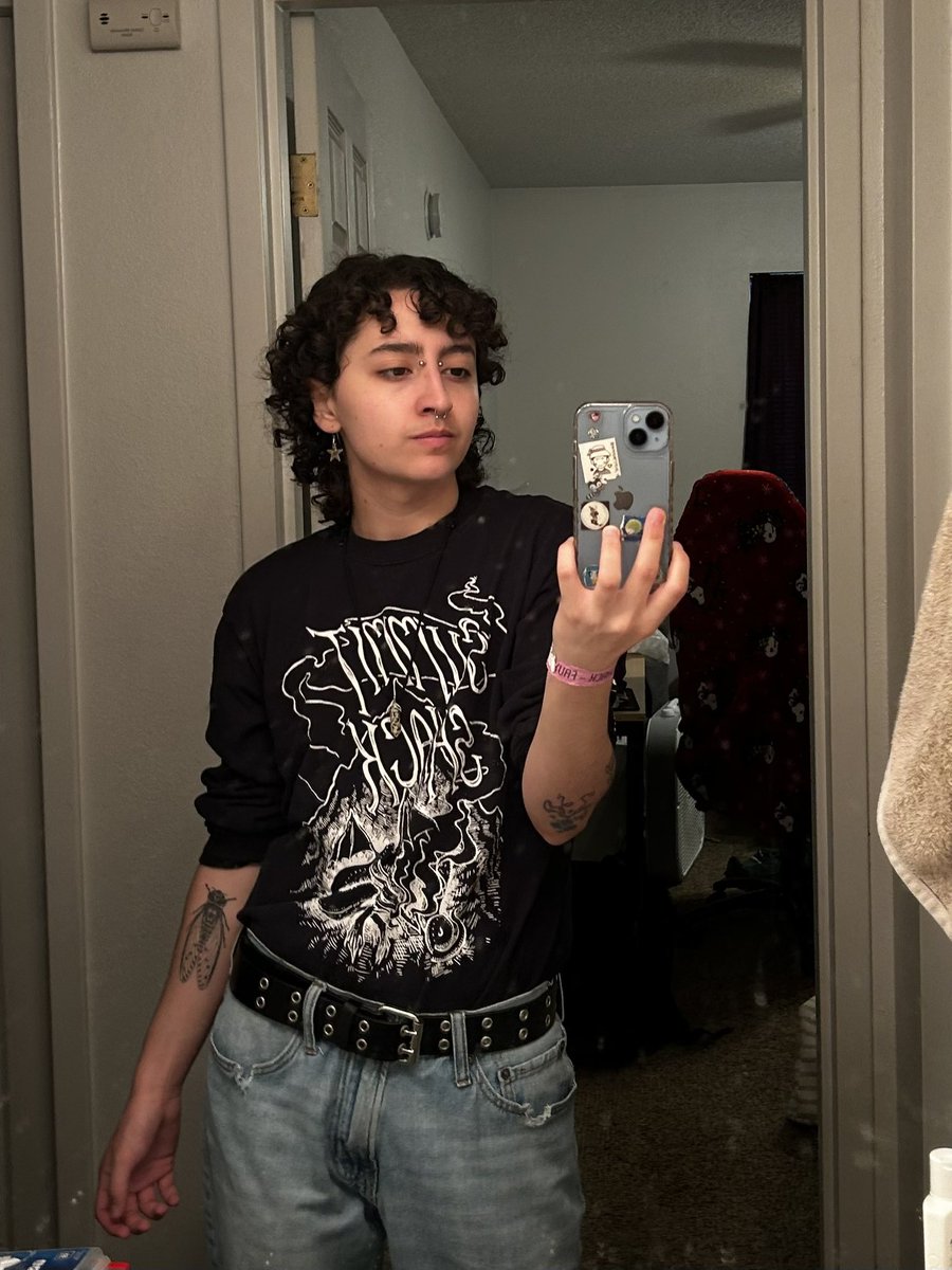 dogbitezz's tweet image. i still want it to be fauxchella