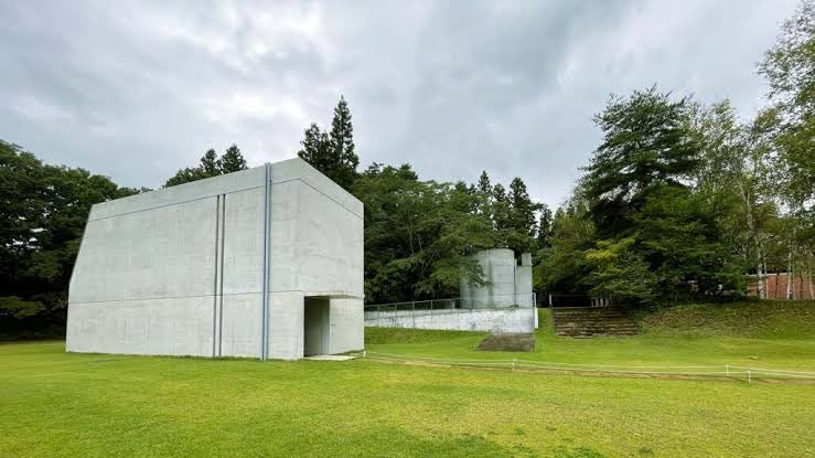 <a href="/shohei_tsuchida/">土田昌平 | toy stay : 設計事務所の宿</a> 安藤建築は縦樋とか窓を二連にして抽象化してるけど、ツッチーの場合違うか？