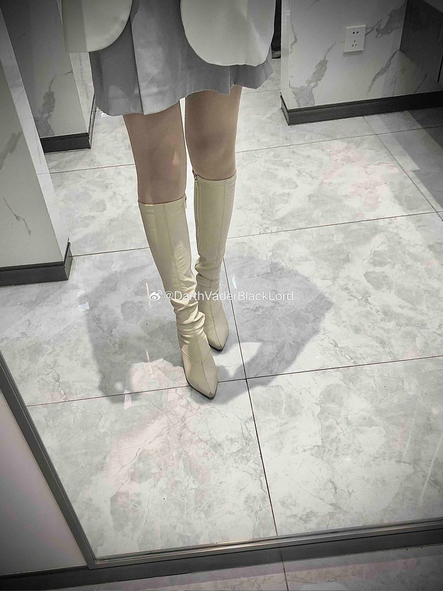 FacesDent's tweet photo. 一位医美机构的气质大长腿妹子，还是很难得的丝袜控，图里只是一小部分库存，手里收藏了很多不同品牌的丝袜，味道也很棒，高级香水混合皮革以及汗味儿，是能够引起荷尔蒙冲动的味道。＃丝袜 #原味袜子 #原味販售 #原味定制 https://t.co/n2eMzuiP9L