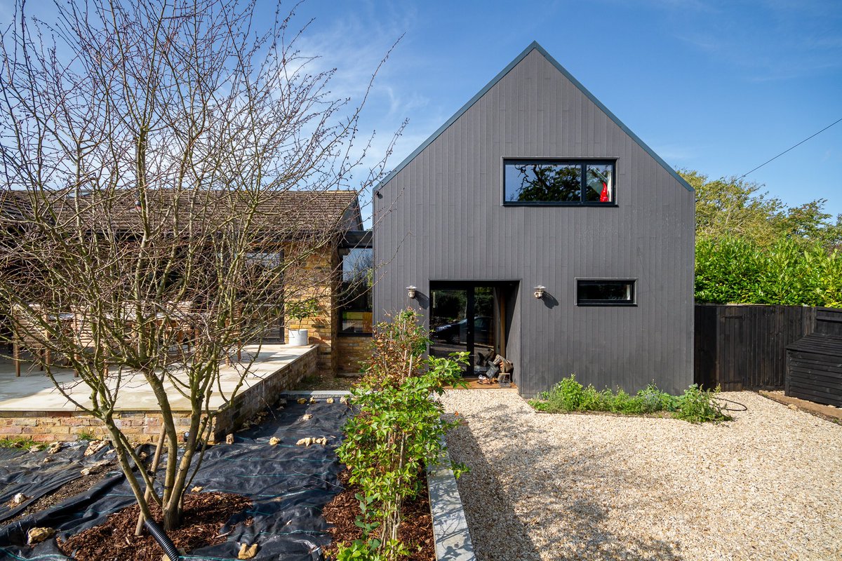 BroxArch's tweet photo. Wonderful to see some finished photographs of this modern house extension and refurbishment in the Green Belt and AONB (1/2) https://t.co/qMYBPOwbcl
