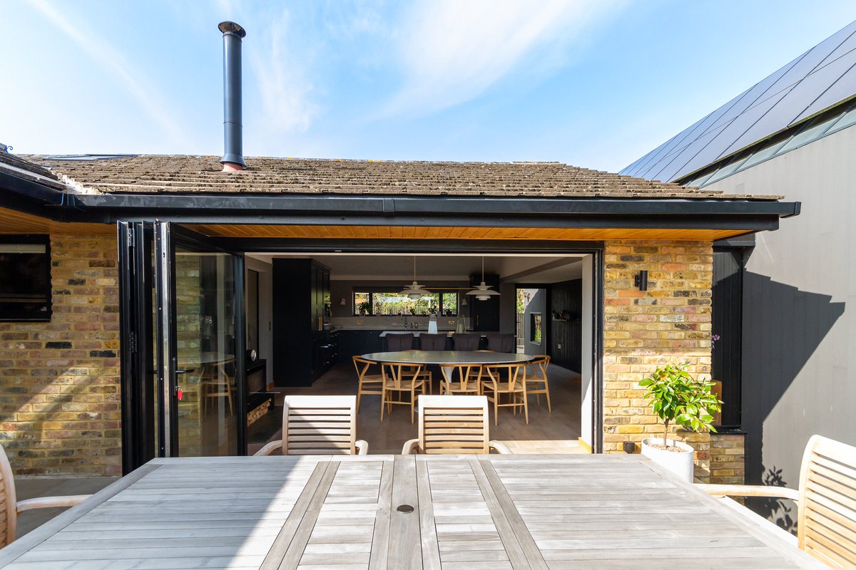 BroxArch's tweet photo. Wonderful to see some finished photographs of this modern house extension and refurbishment in the Green Belt and AONB (1/2) https://t.co/qMYBPOwbcl