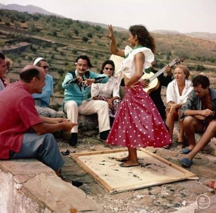 10Ricardet's tweet photo. Salvador Dalí junto a Gala y amigos, observando a Micaela Flores Amaya más conocida artísticamente como “La Chunga” en Port Lligat (1957).
#SalvadorDalí #LaChunga #Gala #PortLligat https://t.co/8mBOSxbSzJ