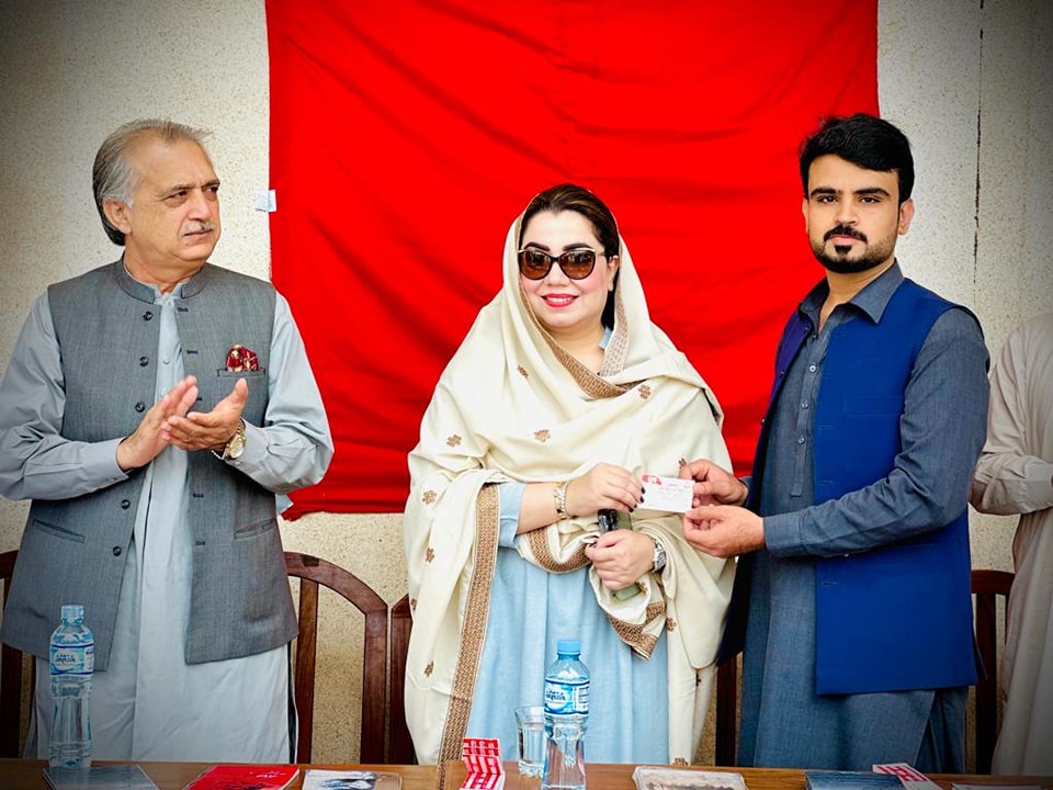 PSFMarkaz's tweet photo. پشتون سٹوڈنٹس فیڈریشن ایگریکلچر یونیورسٹی کی ممبرسازی مہم۔ ترجمان اے این پی خیبرپختونخوا ثمرہارون بلور نے کیمپ میں شرکت کی۔ اس موقع پر صوبائی چیئرمین الیکشن کمیٹی پی ایس ایف منصورزیب خان، سابق صدر اکرام خان اور دیگر ذمہ داران بھی موجود تھے۔
#PSFAUP | #PSFPakhtunkhwa https://t.co/hfqwSsg9E9