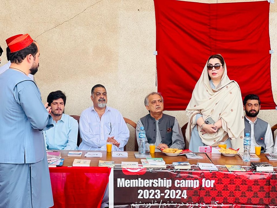 PSFMarkaz's tweet photo. پشتون سٹوڈنٹس فیڈریشن ایگریکلچر یونیورسٹی کی ممبرسازی مہم۔ ترجمان اے این پی خیبرپختونخوا ثمرہارون بلور نے کیمپ میں شرکت کی۔ اس موقع پر صوبائی چیئرمین الیکشن کمیٹی پی ایس ایف منصورزیب خان، سابق صدر اکرام خان اور دیگر ذمہ داران بھی موجود تھے۔
#PSFAUP | #PSFPakhtunkhwa https://t.co/hfqwSsg9E9