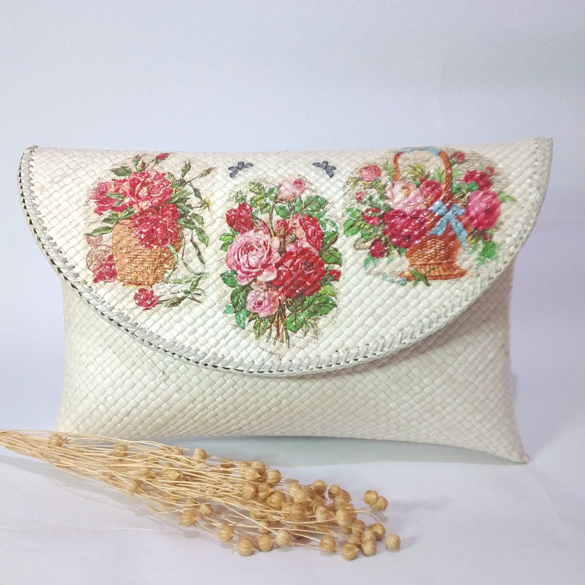 frappucid's tweet photo. CLUTCH TAS PESTA ANYAMAN PANDAN
🌺 Ukuran 27 x 16
🌺 Bahan : anyaman pandan
🌺 Gambar hanya di satu sisi saja
🌺 Made by mom dengan penuh cinta 🩷
Motifnya setiap tas berbeda yagesya, linkeu di post bawah 👇 https://t.co/oQbQW1XhqK
