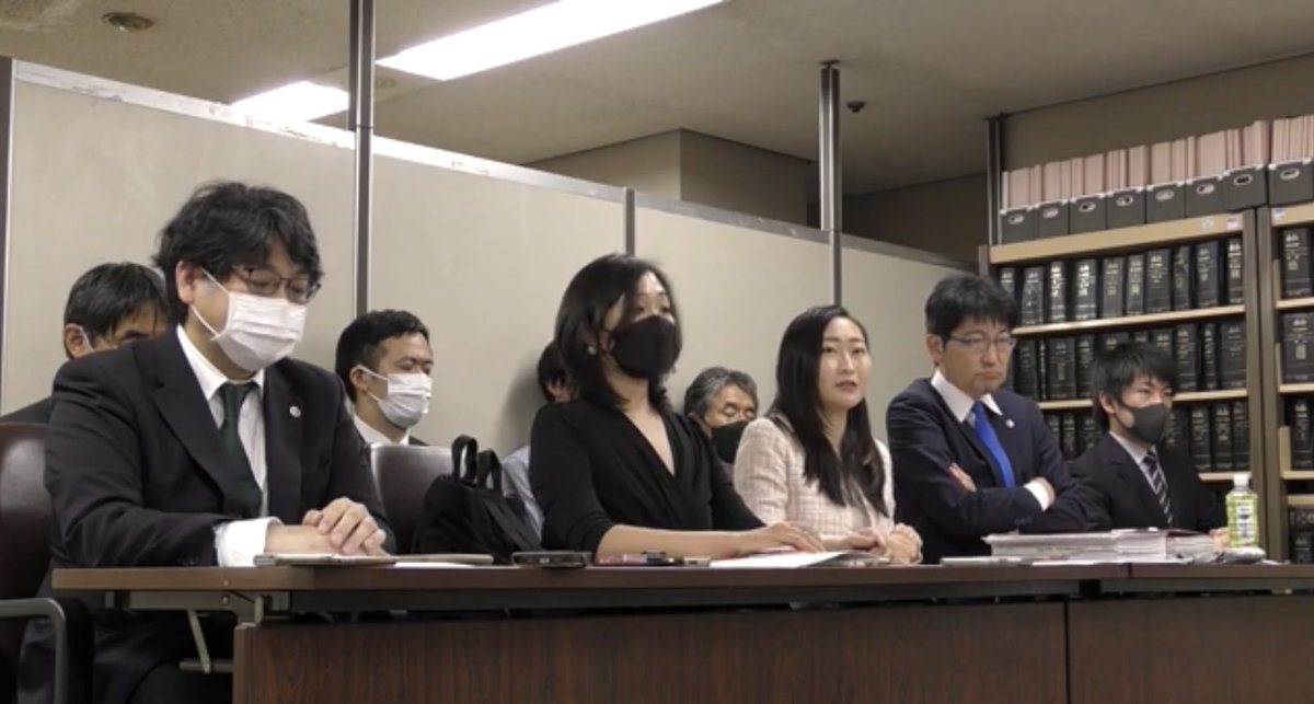 colabo_yumeno's tweet photo. 本日、暇空茜こと水原氏をColaboが訴えた裁判の期日があり、暇空本人と私の尋問が１月２３日に決まりました。

１年以上にわたって繰り返されるデマ拡散・誹謗中傷により甚大な被害の影響が出続けているため、被告がどうしてこういうことをしたのかを開かれた場で本人の口から聞きたいと思っています。
私も被害の影響等についてお話したいと思っています。

また、数年以上にわたってColaboへ誹謗中傷を繰り返していた「やん」というアカウントの男性を発信者情報開示請求により特定し、本日名誉棄損で提訴しました。

現在までにColaboは二十数件のアカウントについて発信者情報開示請求の手続きをとっており、すでに半数以上の１６件は開示済・もしくは開示の心証が示されており、その他についても年内に結果がわかる予定です。これに限らず、追加で発信者情報開示の手続きを取る予定です。

同時に、Colaboに対して謝罪の申し出があった４アカウントについて解決金の支払い、投稿の削除、謝罪文の掲載などを条件として和解が成立しました。
謝罪を申し出てきた一部のアカウントについて、どのような動機で誹謗中傷に至ったのか、そのときの心情などについて取材に応じることも条件としたため、今後報道でも動機等が次々と明らかになると思います。

今後、追加提訴も行っていく予定で、暇空と一緒に動画を作成している「なる」についても提訴を予定しています。

これらについて本日記者会見を行いました。
記者クラブの席がいっぱいになり立ち見の方もでるほど多くの方に関心を寄せていただいています。被害の影響の大きさ、誹謗中傷によって儲けている人たちがいることなど、これまでになかったことを私たちは今経験しているのだなと感じています。
女性支援を攻撃するとお金になる、そういう社会を変えるためにも裁判、そして、現場での活動も今後も頑張りたいと思っています。

ですが、被害の影響はあまりにも大きく経済的な影響も深刻です。寄付のお願いばかりしている！と言われますが、みなさんに支え続けていただかないと厳しい状況が続いています。引き続きのご支援をよろしくお願いいたします。

ご支援のお願い https://t.co/zJXVTyeMBh