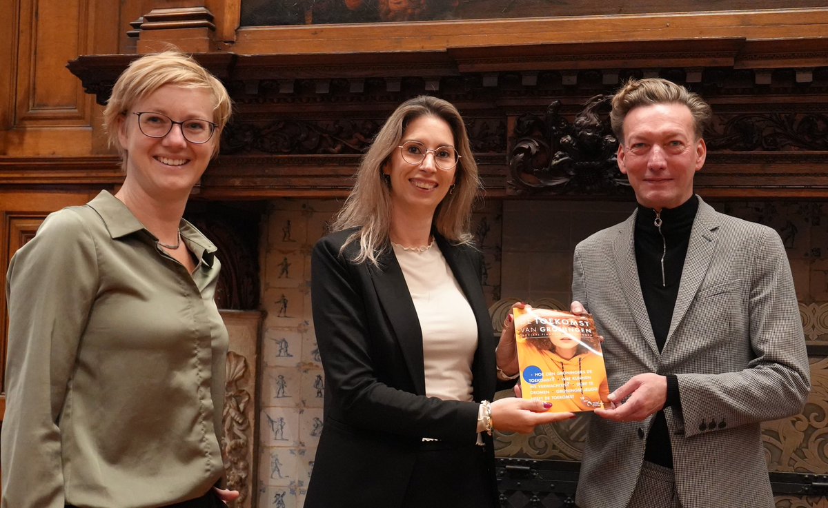 We vieren een feestje! 🥳 <a href="/SocPlanGron/">Planbureau Groningen</a> bestaat 10 jaar!  Ter ere van dit jubileum maakten we dit magazine over de toekomst van Groningen. Ik overhandigde het eerste exemplaar aan gedeputeerde <a href="/TjeerdVD/">Tjeerd van Dekken</a>.