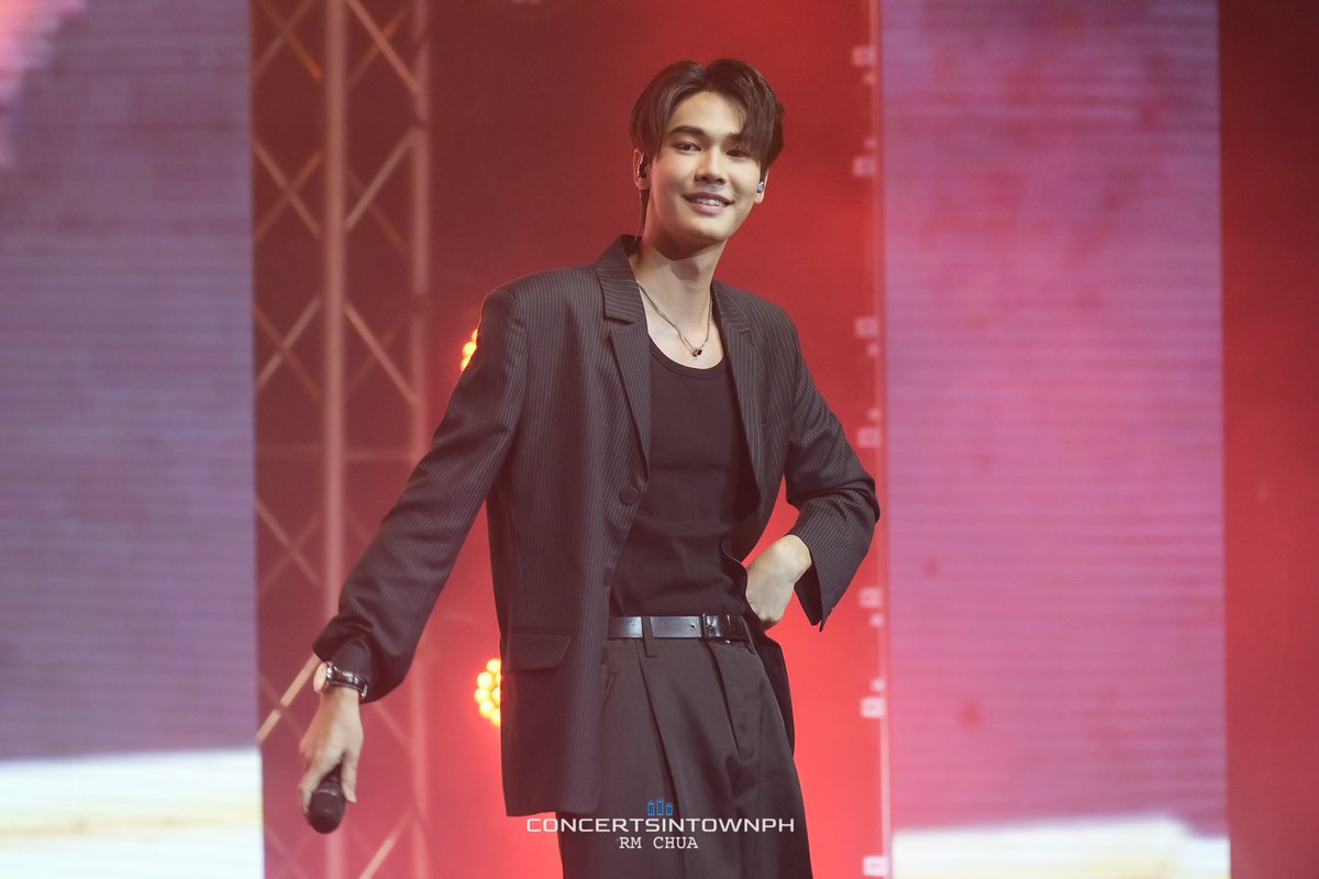concertintwnph's tweet photo. Few snaps from #DEW1stSoloFMinManila Presented by @makeitliveasia 

📷 @rmchuaa https://t.co/4shuUO7bae