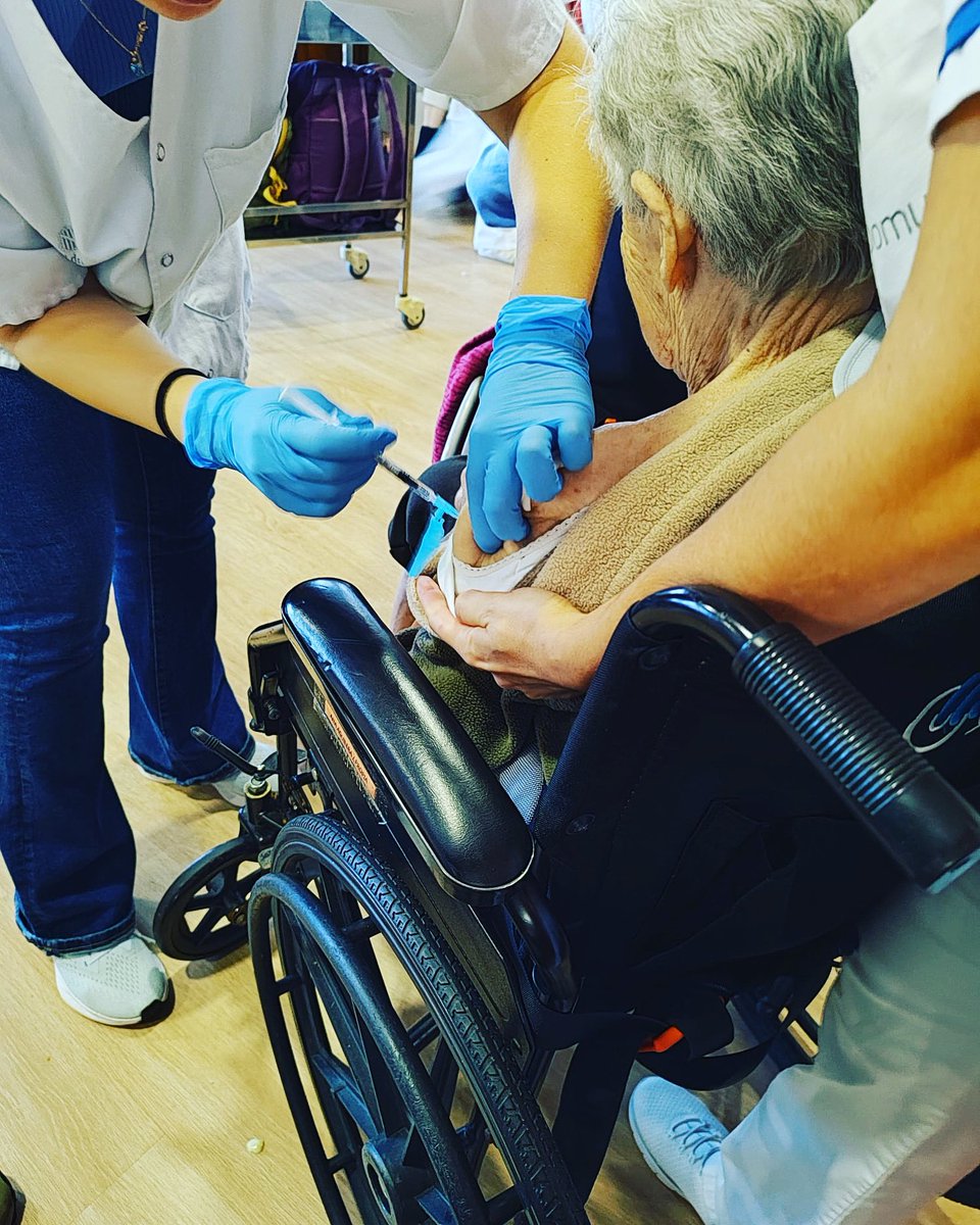 csalutpalmanova's tweet photo. Avui iniciam vacunació combinada a la residència @DomusVi_Es Costa d'en Blanes 💉 @infosalut @apmallorca @imasmallorca @ibsalut @SalutGOIB https://t.co/scEyxejla7