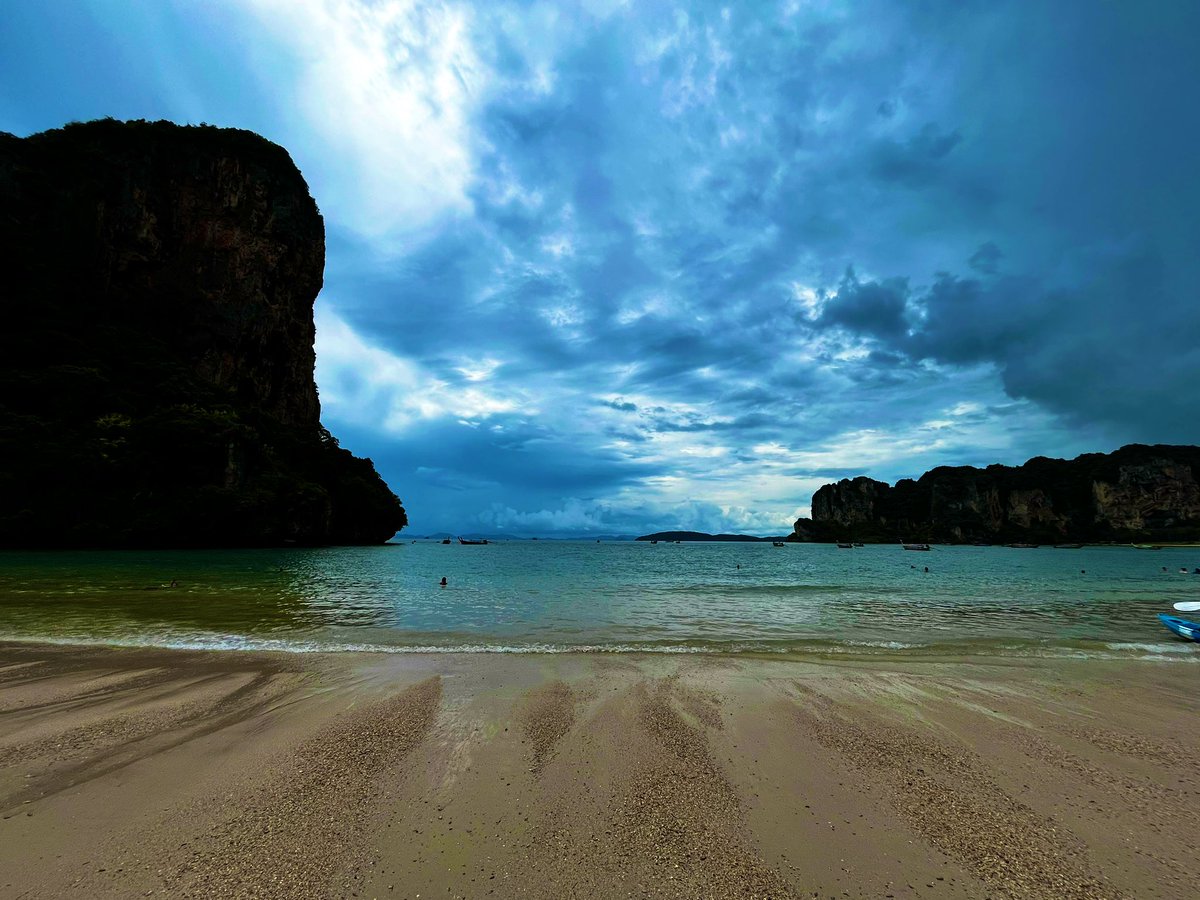 ameya91's tweet photo. Straight out of a movie.
Places that are too pretty 😍
#raileyBeach #krabi https://t.co/nhoiOGjBZr