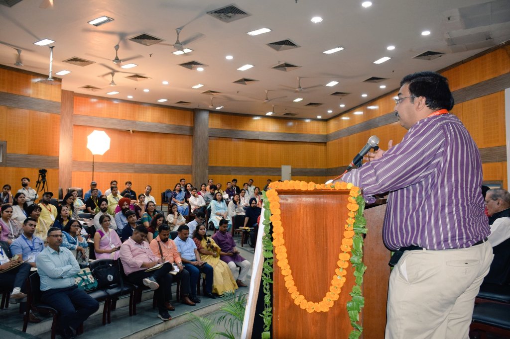 IKS_Media's tweet photo. 6-Day FTP on IKS Inaugurated by Chief Guest Prof. Kapil Kapoor inaugurated the program organized by CPDHE-DU in collobaration with UGC-MMTTC & IKS Division. Prof. Ganti S Murthy, National Co-ordinator IKS Division, Prof. Gita Singh,Director CPDHE, Dr. Uma Shankar were present. https://t.co/O1GE1nYnqc