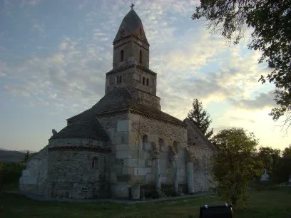 PatFurstenberg's tweet photo. 🍂"Flowers for her oath, 
Old crown for her head, 
Dull beads for her neck, 
Rotten wood and shells."🐚
(@PatFurstenberg, DREAMLAND)
Such was the fate of the maiden who climbed the tower of Densuş Church.

#31DaysofHaunting #Halloween #Folklore #mystery #urbanlegends #gothic https://t.co/8PTLft65dI