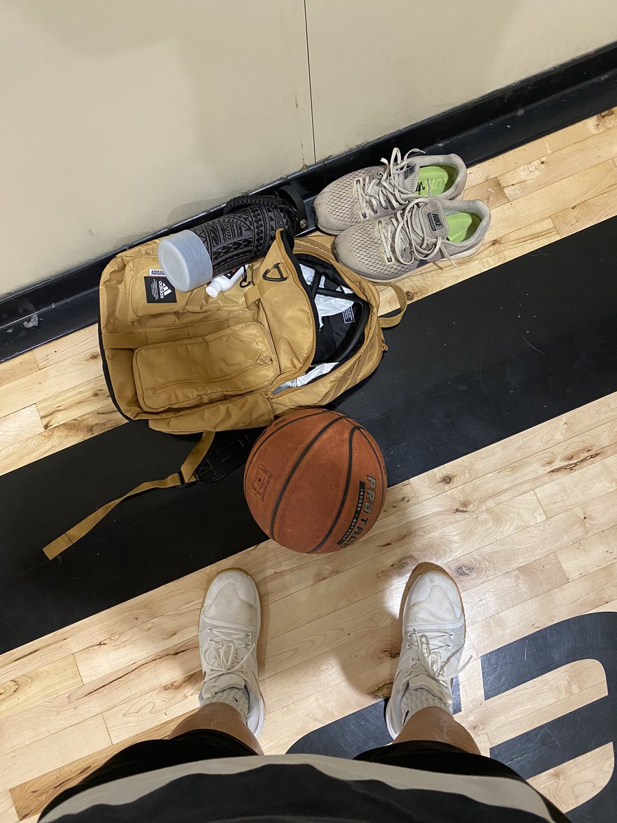 _itsgmilli's tweet photo. dude walked in, no stretch no warmup, and challenged me to a 1v1. I need what he be on https://t.co/3hoftH6yHt