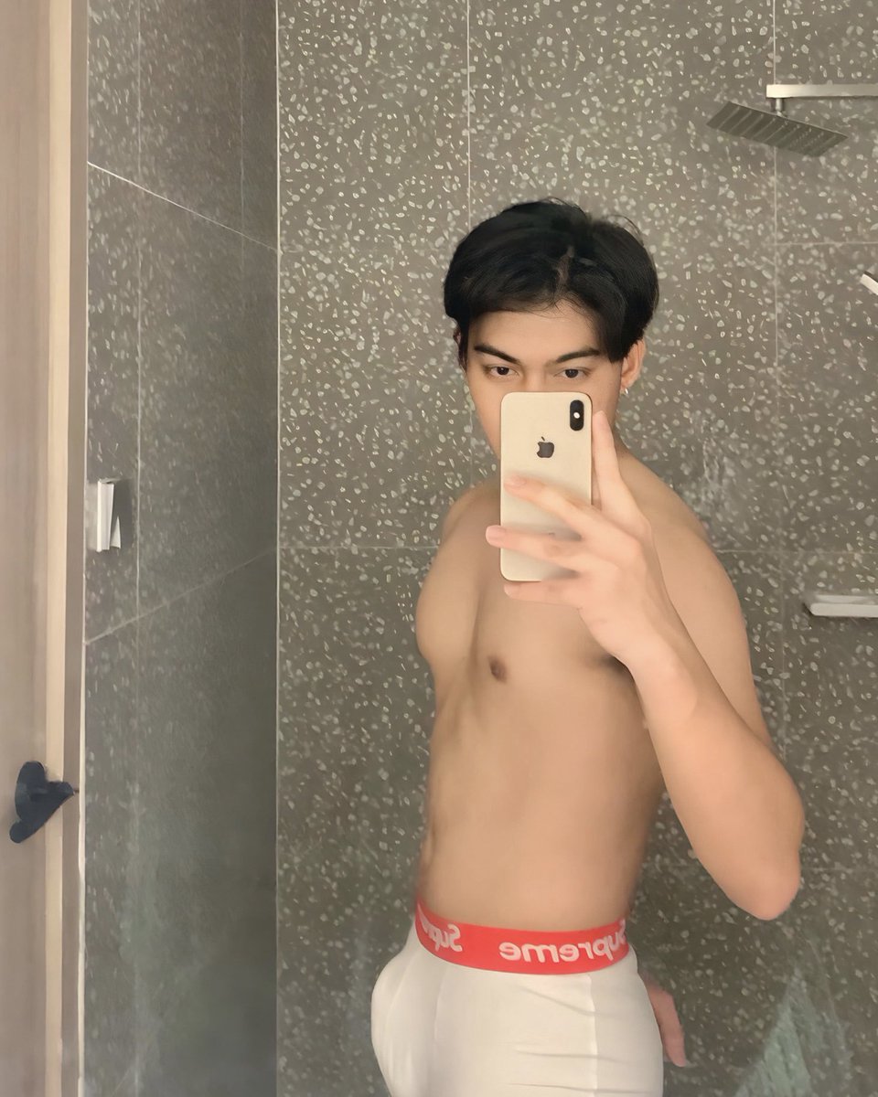 itsrylannewel's tweet photo. pre-midterm thirst trap https://t.co/2oaI0cc4CR
