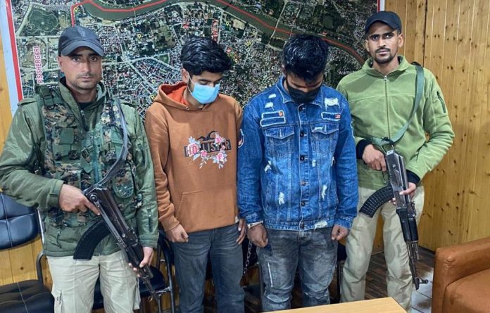 NewsNowJK's tweet image. @JmuKmrPolice arrested two persons who allegedly stabbed a youth in Srinagar.
Police identified the accused as Umer Fayaz, a resident of #Ikhrajpora, and Imran Mushtaq Wani, of #JawaharNagar, who stabbed a youth on October 14 at Jawahar Nagar #Srinagar.