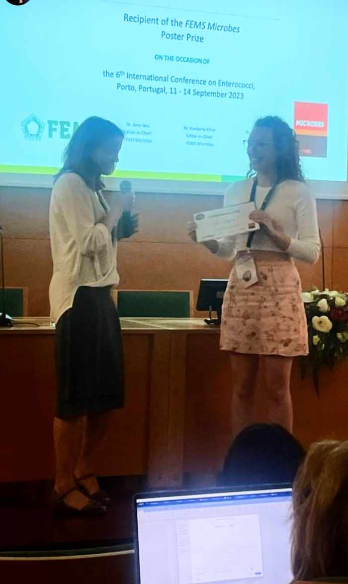 biochemjess's tweet photo. Super happy and excited to say that I was given a poster prize (we solved the full structure of EPA by NMR and elucidated its biosynthetic pathway using glycosyltransferases mutants) at the 6th International Conference on Enterococci @FEMSMicrobes @FEMSmicro 😀 The best time!! https://t.co/sBjP7ulQXr