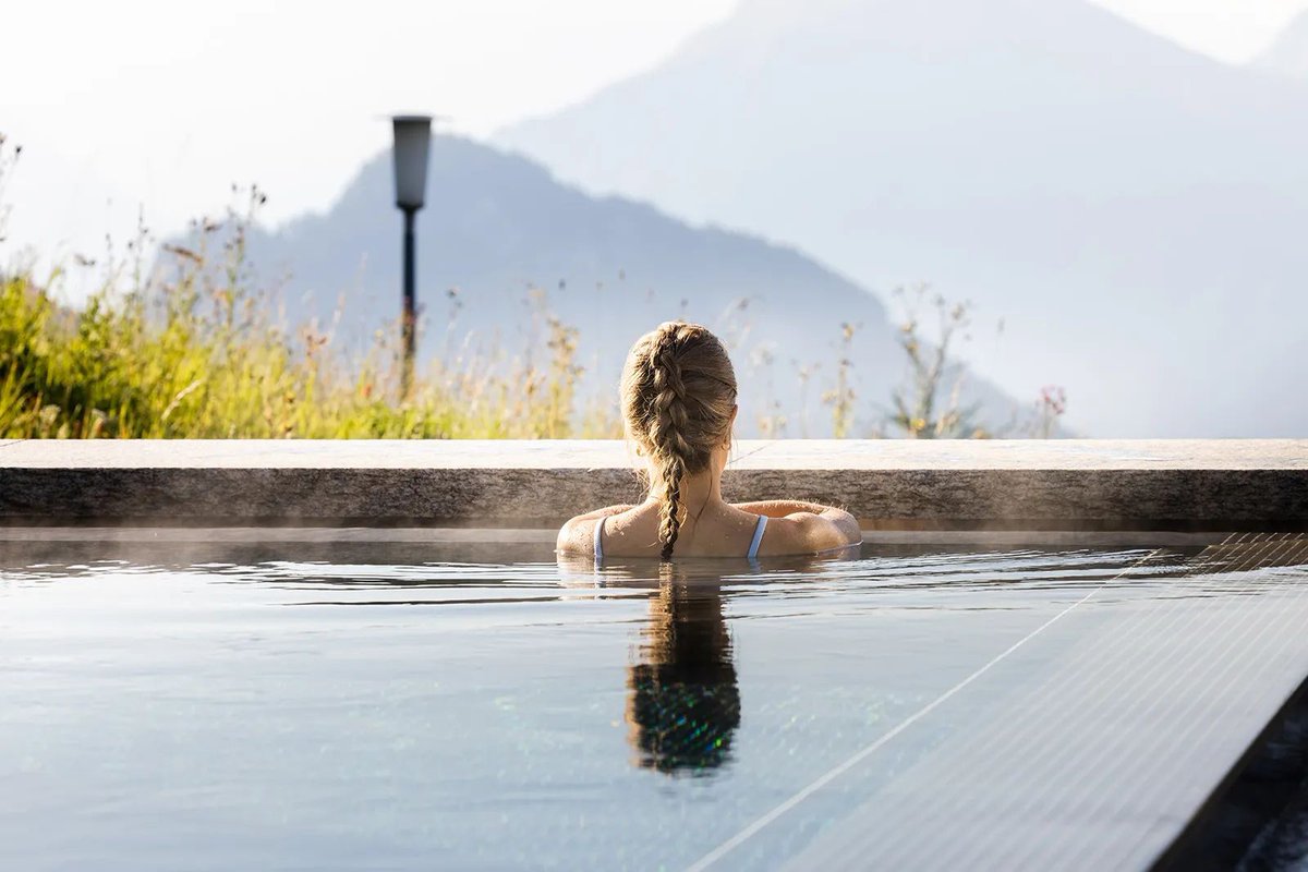 Hike, relax, and soothe your senses! 🥰 You can easily combine your Mount Rigi excursion with some wellness time at the scenic Mineralbad & Spa on Rigi Kaltbad. More information: buff.ly/3n4glrR #SwissTravelSystem #Convenience Image Copyright: Chris Krebs