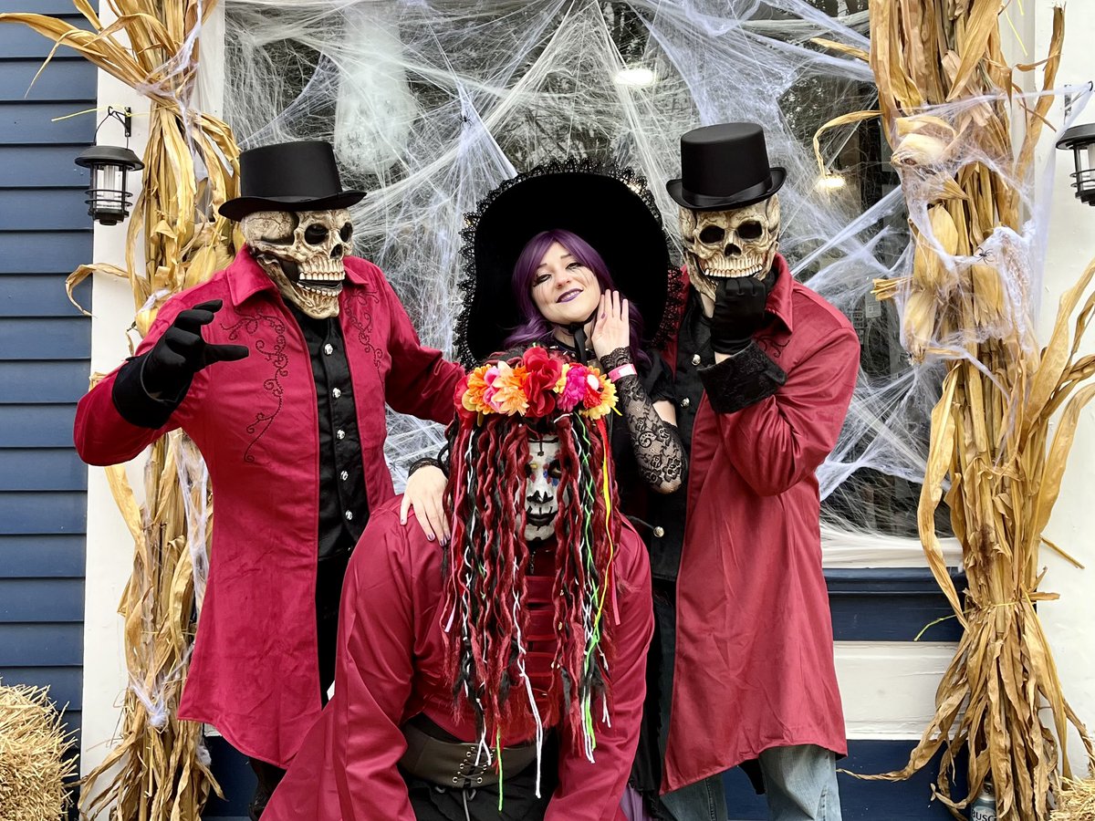 Clawshawt's tweet photo. 🍂Aahhh I had such a BLAST at Witches Night Out last weekend!! 💚💜I loved seeing everyone’s witchy outfits and just having a good spooky time with friends! Would definitely attend again!
#witchesnightout #seasonofthewitch #spookyseason https://t.co/pToev2M53R