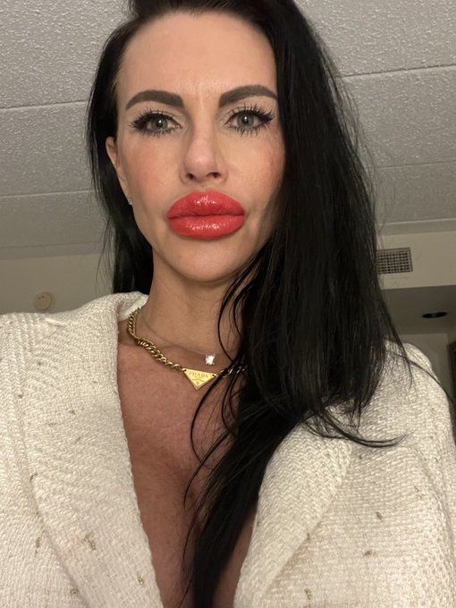 Lips primed and ready for you baby💋  Are you gonna use them?😜💖 https://t.co/f0gjmOW6Xf