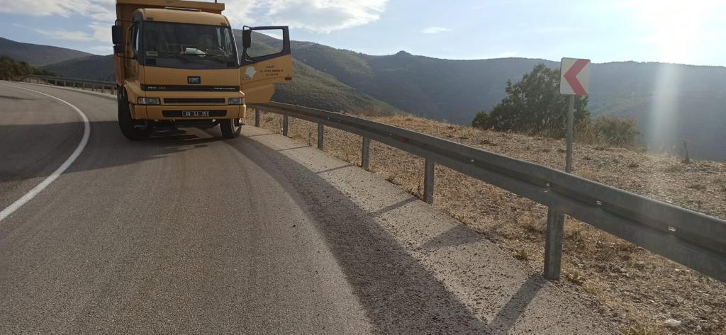 tokatozelidare's tweet photo. 📍Pazar ilçesi Ballıca yolu

İlçe genelinde daha güvenli yollar için başlattığımız çalışmalar kapsamında koruyucu çelik bariyer (oto korkuluk) çalışmalarını tamamladık.🚙🚧

Sağlıkla sevdiklerinize ulaşın diye tüm gayretimiz.👍 https://t.co/FVfKpsThmb