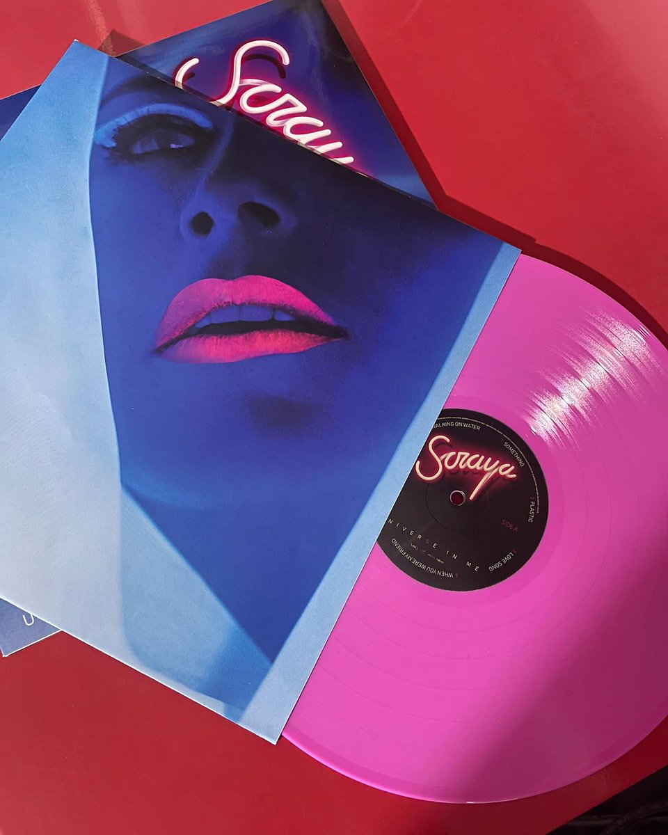 Fans_Soraya's tweet photo. ✅️ Noticia: @SorayaArnelas confirma que tendremos estas navidades el vinilo de #UniverseInMe pronto se darán a conocer los detalles de como conseguirlo @ArtistaSuspiria
@ValentiaRecords
Diseño gráfico: @nazablue https://t.co/EHJuknOHZW