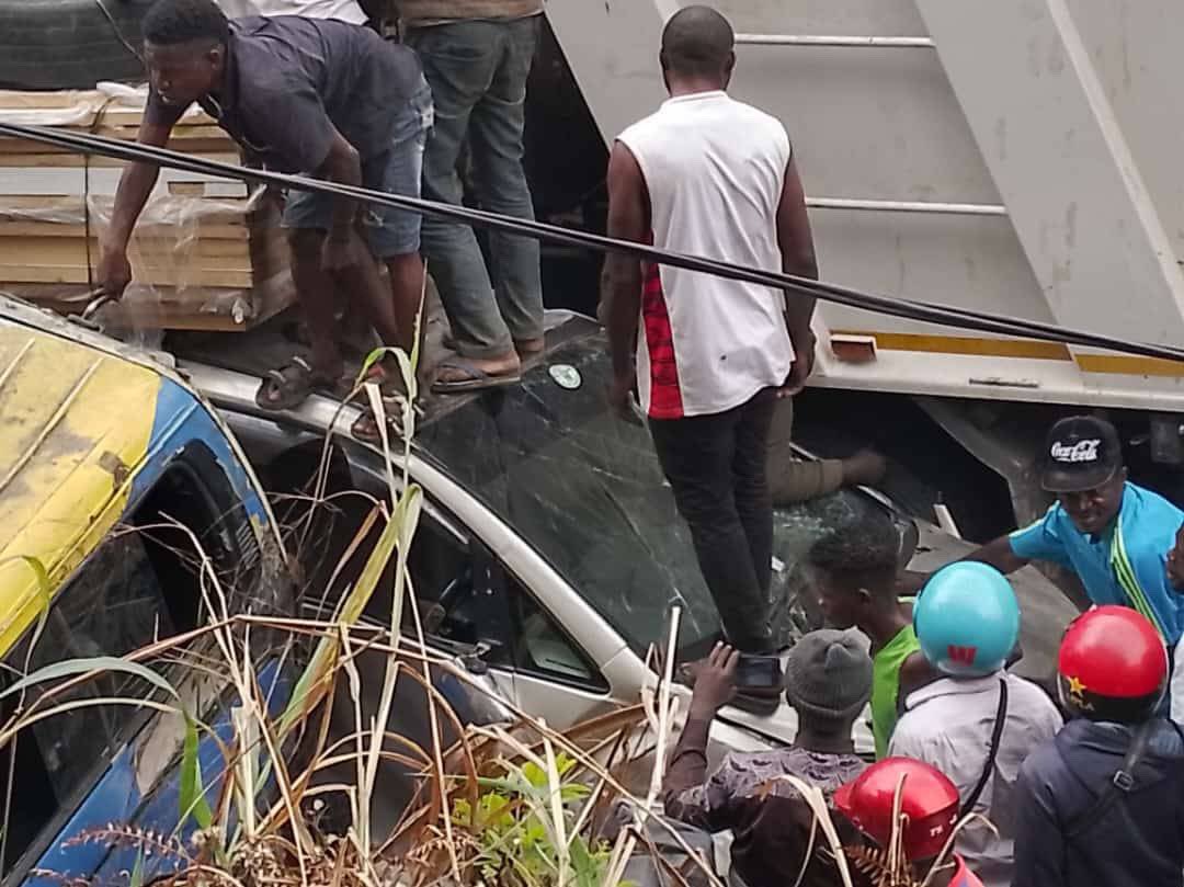 pepele_news's tweet photo. 🔴 EN DIRECT- (1). #KINSHASA: Accident mortel signalé cet après-midi sur la #RN1, précisément vers le garage Malou en allant vers #Envrac, à #MontNgafula. Il s’agit d’un camion qui perd le contrôle suite à un problème de frein. Au moins 3 morts et quelques blessés… (1/3) https://t.co/zd3DElAeiu