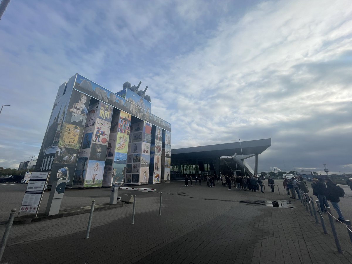 sprinkenhof's tweet photo. Heute wurde auf unserem Parkplatz #CruiseCenter das #GlobalGate mit @OTTOausE eröffnet. Die größte mobile Kunstinstallation aus Schiffscontainern bezogen mit Kunstwerken von Otto und einer #Ottifanten-Quadriga oben drauf erinnert an das Brandenburger Tor. https://t.co/KEDqiVXSgs